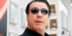 El cantante de Rammstein firmó autógrafos vestido de esclavo sexual