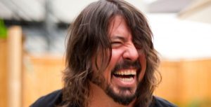 Dave Grohl hizo del Diablo con Billy Crystal como Dios