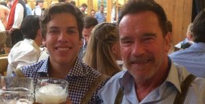 El hijo de Arnold Schwarzenegger recreó una foto histórica de su papá