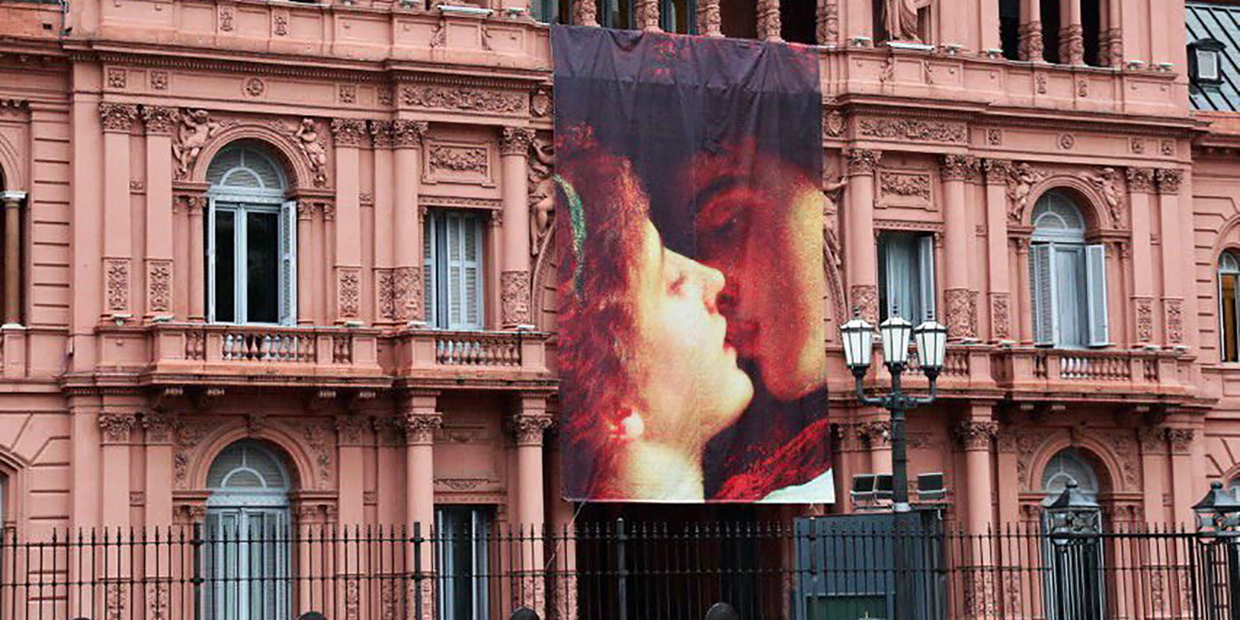La Casa Rosada amaneció con una bandera de Romeo y Julieta por San Valentín y explotaron los memes