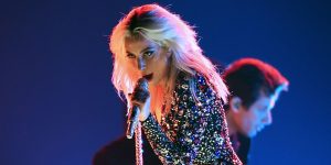 GRAMMYs: ¡Lady Gaga sorprendió con una versión rockera de ‘Shallow’!