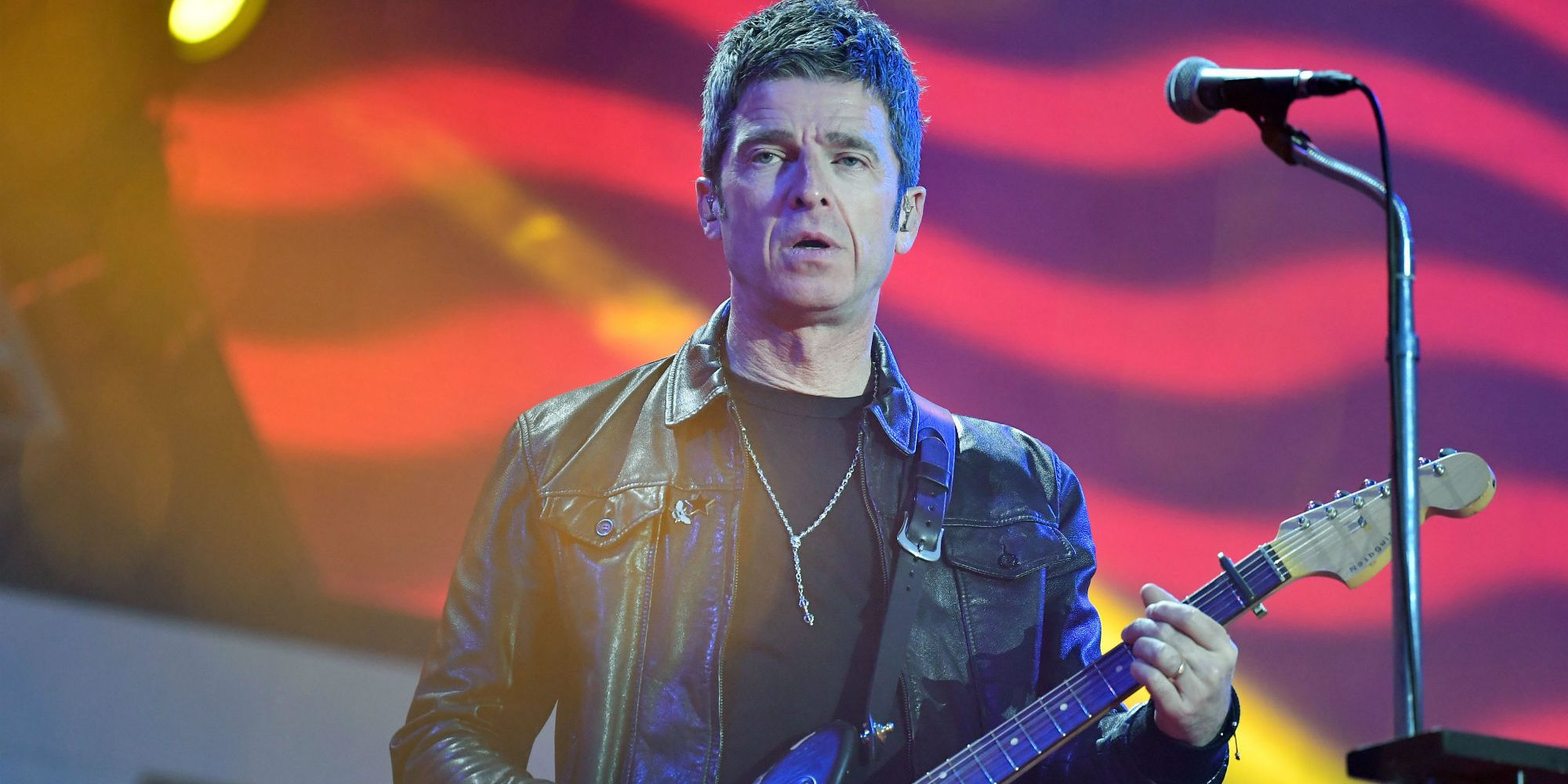 ESTRENO: los 70 y una figura de la TV en la controversial canción de Noel Gallagher