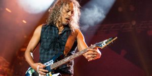 En pleno show: Kirk Hammett se cayó al piso mientras tocaba un solo