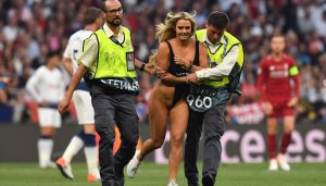 LA FIGURA DEL PARTIDO: quién es la modelo que irrumpió en la final de la Champions League