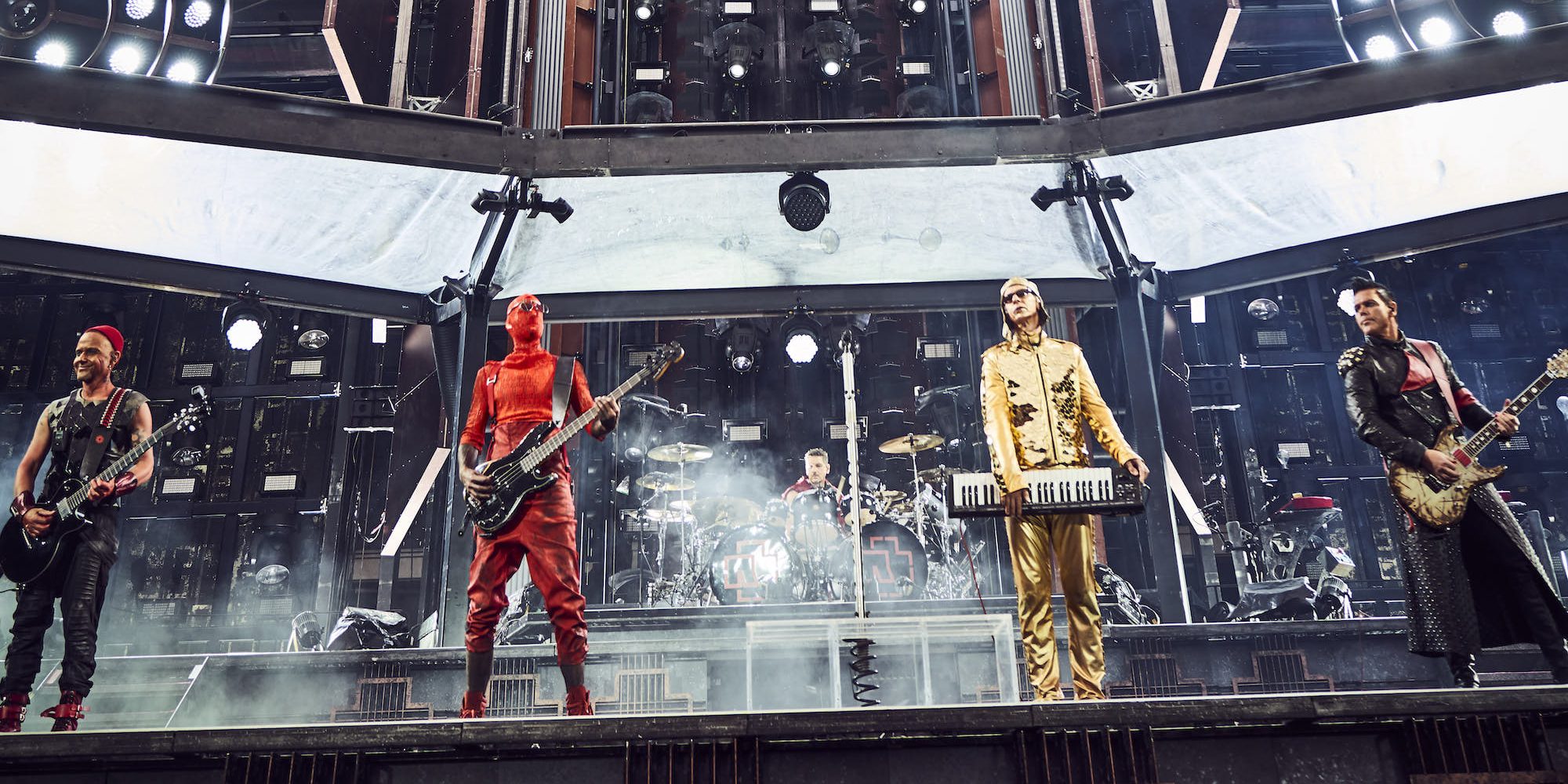 Mirá a dos músicos de Rammstein besarse en pleno show en Rusia