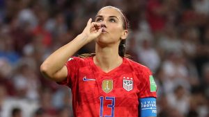 Sophie Turner salió a defender a Alex Morgan, la jugadora de fútbol que festejó ante Inglaterra con “la taza de té”