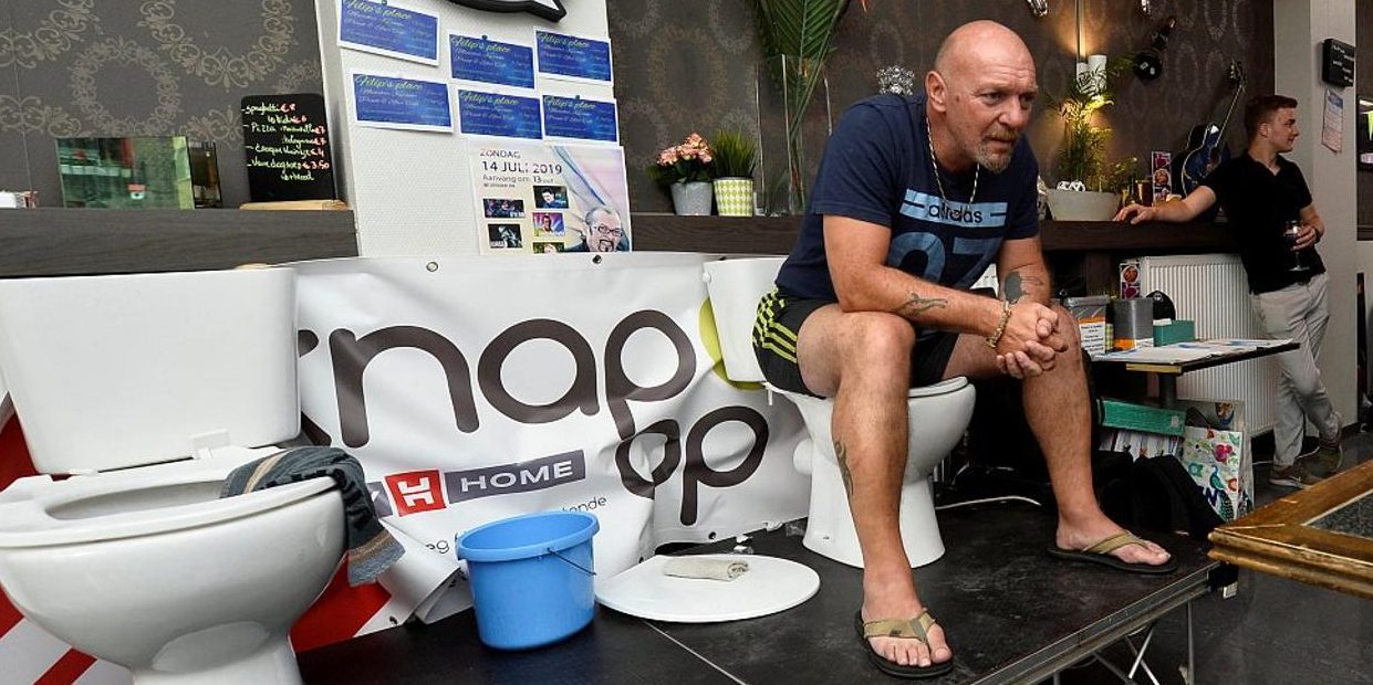 Un hombre estuvo sentado cinco días en un inodoro para hacer un récord Guinness