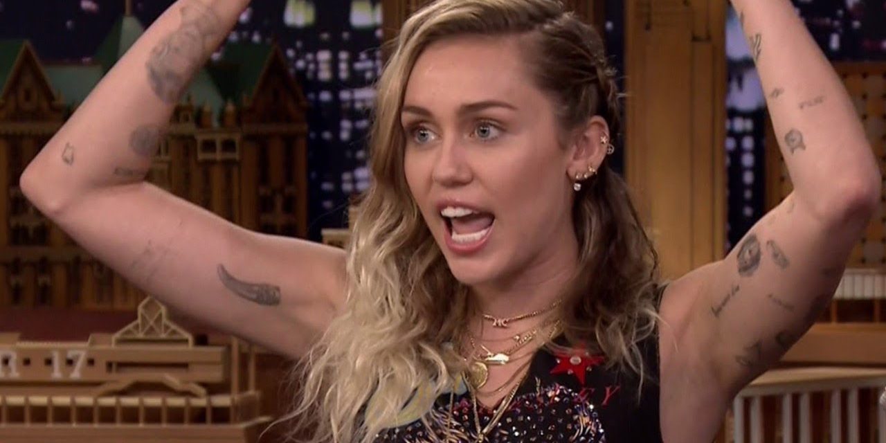 Miley Cyrus “perdió la cabeza de miedo” en una dificultosa experiencia arriba de un avión