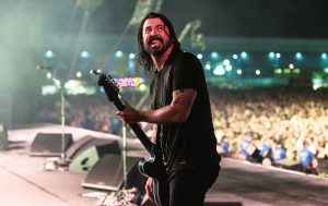 En lo alto: mirá a un fan de Foo Fighters subirse a una peligrosa torre de sonido durante un show