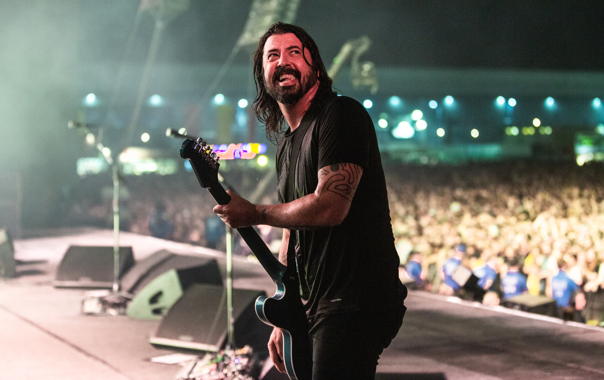 En lo alto: mirá a un fan de Foo Fighters subirse a una peligrosa torre de sonido durante un show