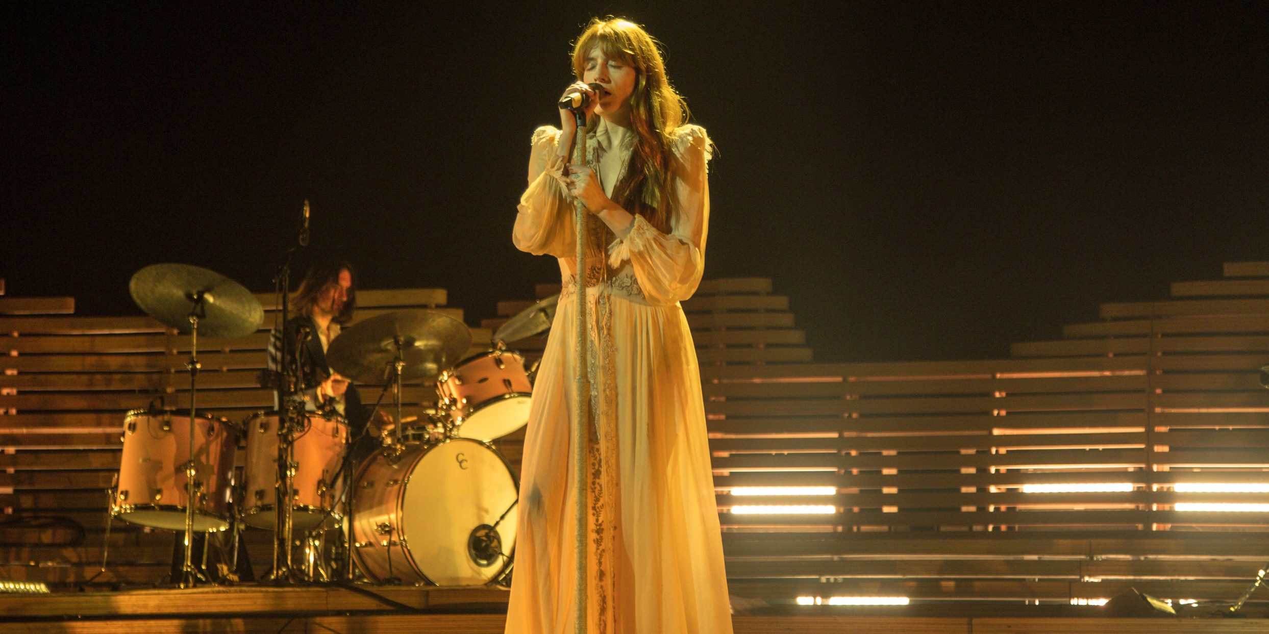 Fans se comprometen en el escenario junto a Florence + The Machine