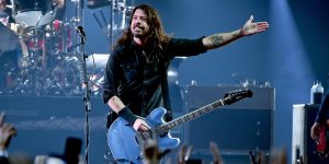 Mirá a un niño de 5 años rockearla sobre el escenario con Foo Fighters