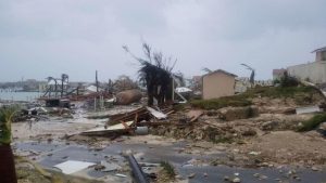 ES VIRAL: Un hombre de Florida “enfrentó” un huracán grado 5 con heavy metal