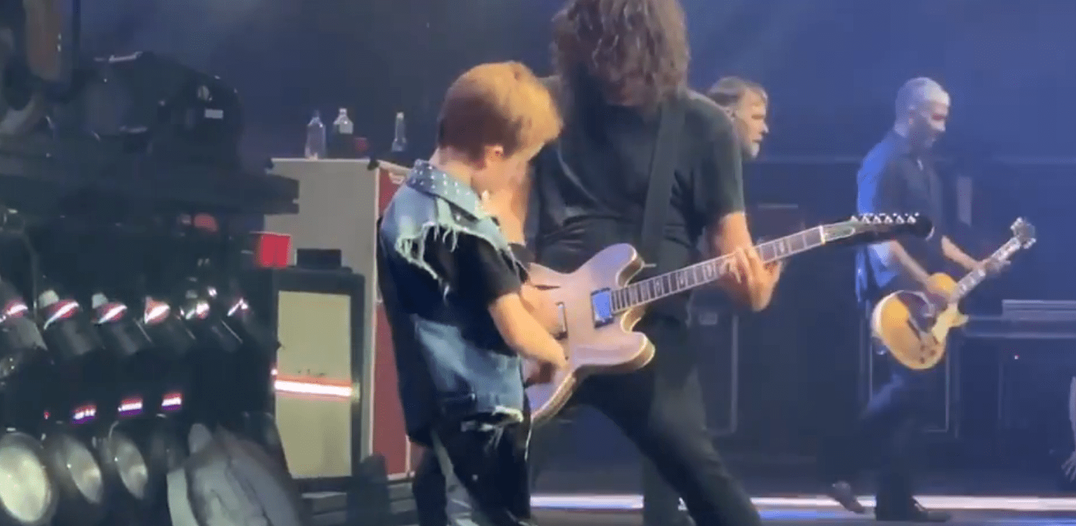 Mirá a Foo Fighters rockearla con el hijo de un importante rockero ¡de 8 años!