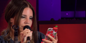 Lana del Rey cantó un cover de Ariana Grande ¡leyendo la letra desde su celular!