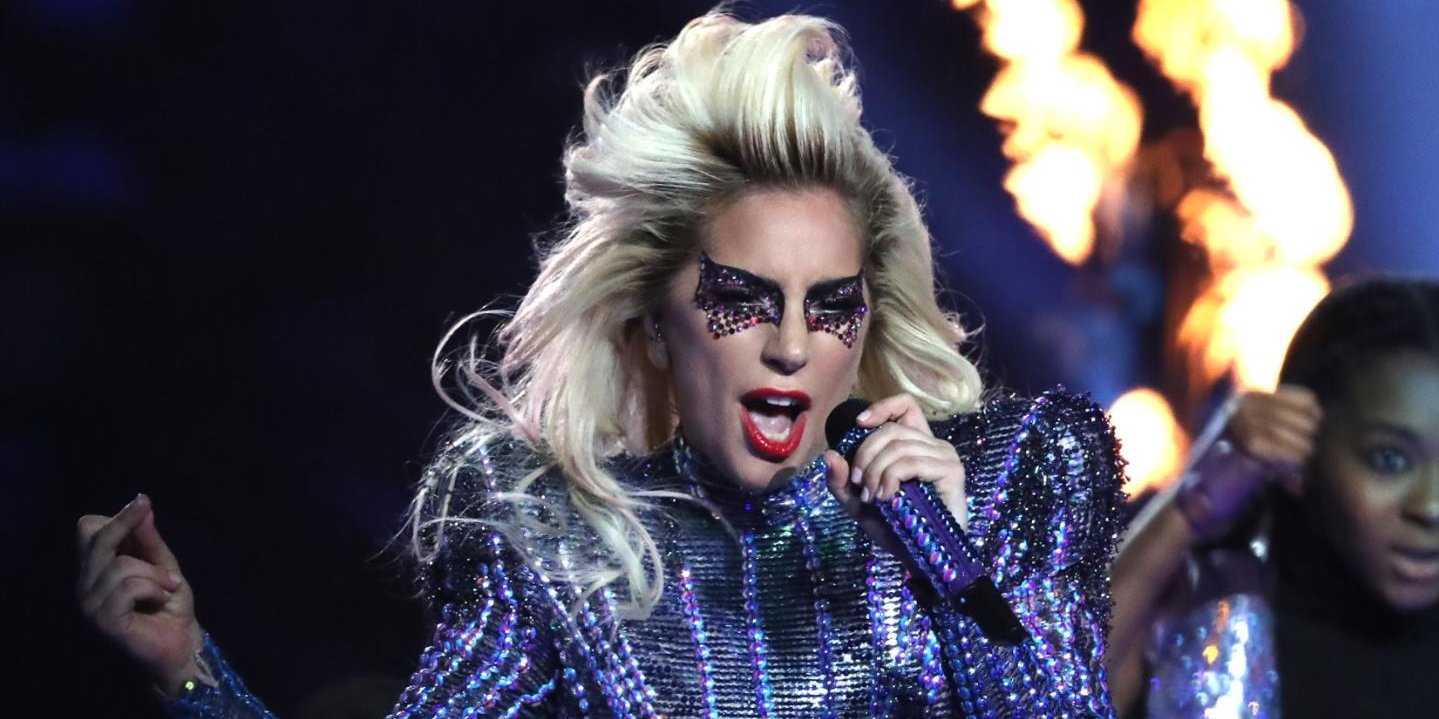 [VIDEO] La terrible caída de Lady Gaga durante un recital en Las Vegas