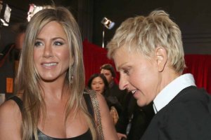 Jennifer Aniston se besó con Ellen Degeneres en vivo ¡y confirmó que el elenco de Friends está trabajando para algo nuevo!