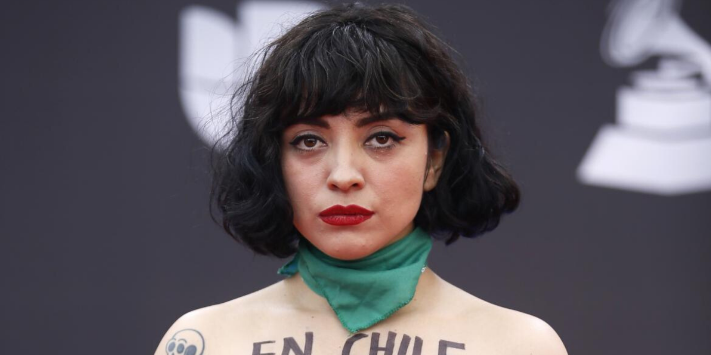 Grammy Latino: Mon Laferte protestó contra la represión en Chile mostrando un mensaje pintado sobre sus pechos
