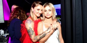 [VIDEO] El beso de Selena Gómez con su amiga Julia Michaels