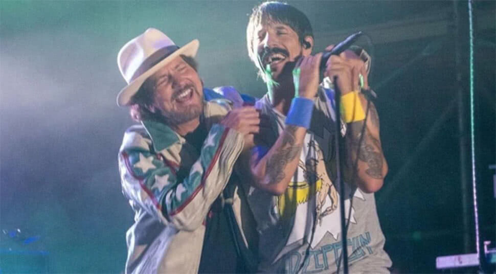 Mirá a Anthony Kiedis y Eddie Vedder juntos tocando Jimi Hendrix y Prince