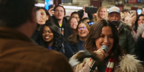 ¡Alanis Morissette se infiltró en el subte de Nueva York y tocó un hit con Jimmy Fallon!