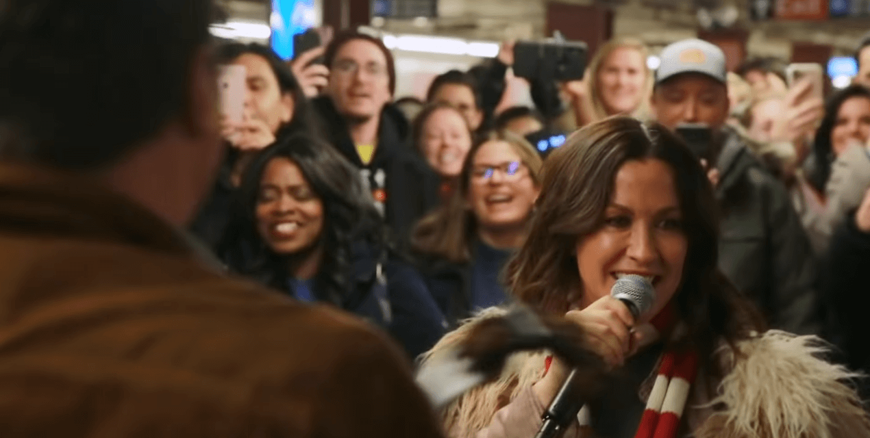 ¡Alanis Morissette se infiltró en el subte de Nueva York y tocó un hit con Jimmy Fallon!