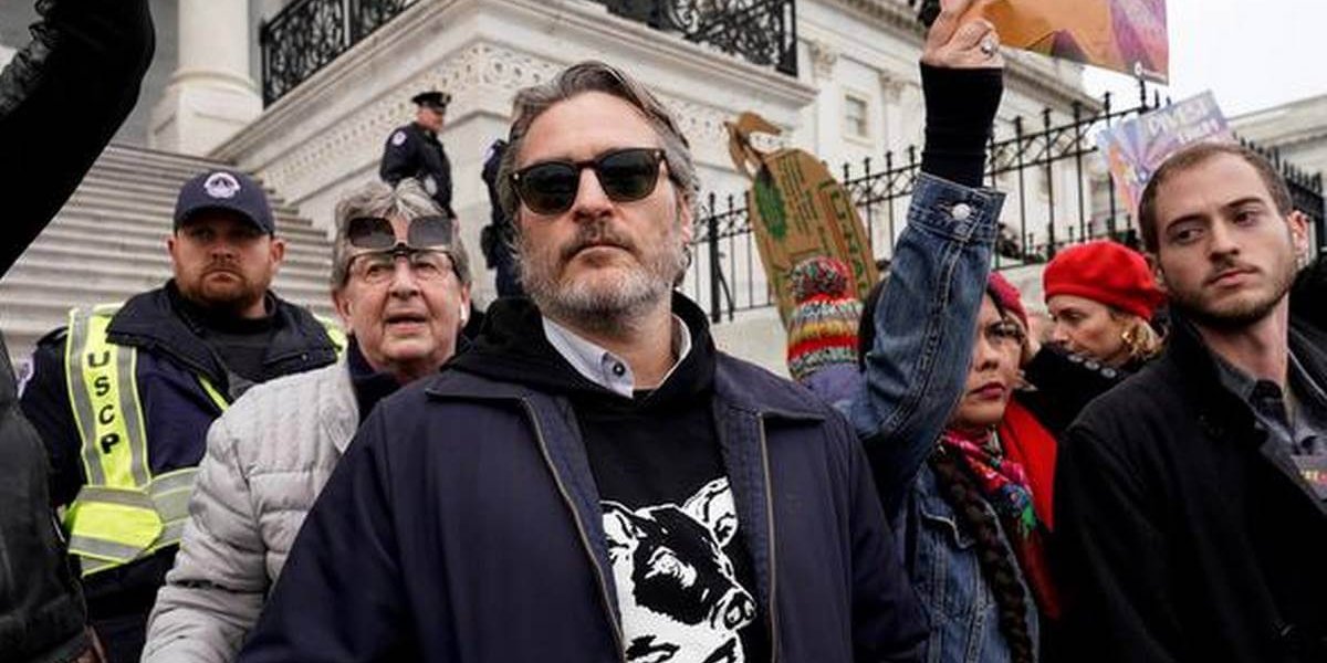 La policía arrestó a Joaquin Phoenix en medio de una manifestación