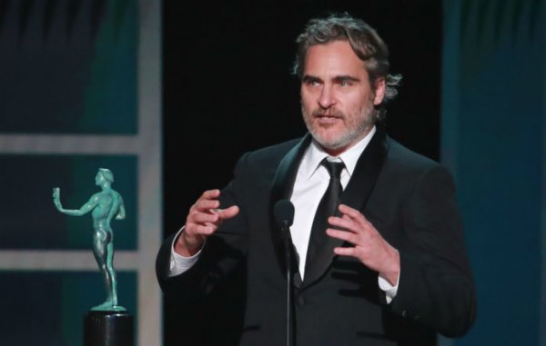 Joaquin Phoenix le rinde homenaje a Heath Ledger en los SAG Awards