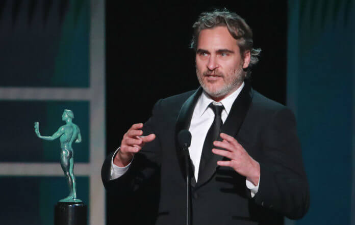 Joaquin Phoenix le rinde homenaje a Heath Ledger en los SAG Awards