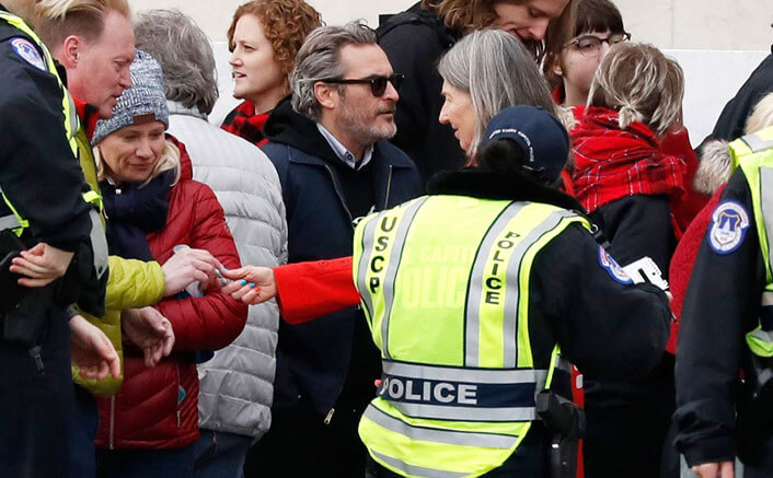 ESTA VEZ NO ES BROMA: Arrestaron al 'Guasón' en EE.UU por manifestarse contra las políticas de Trump