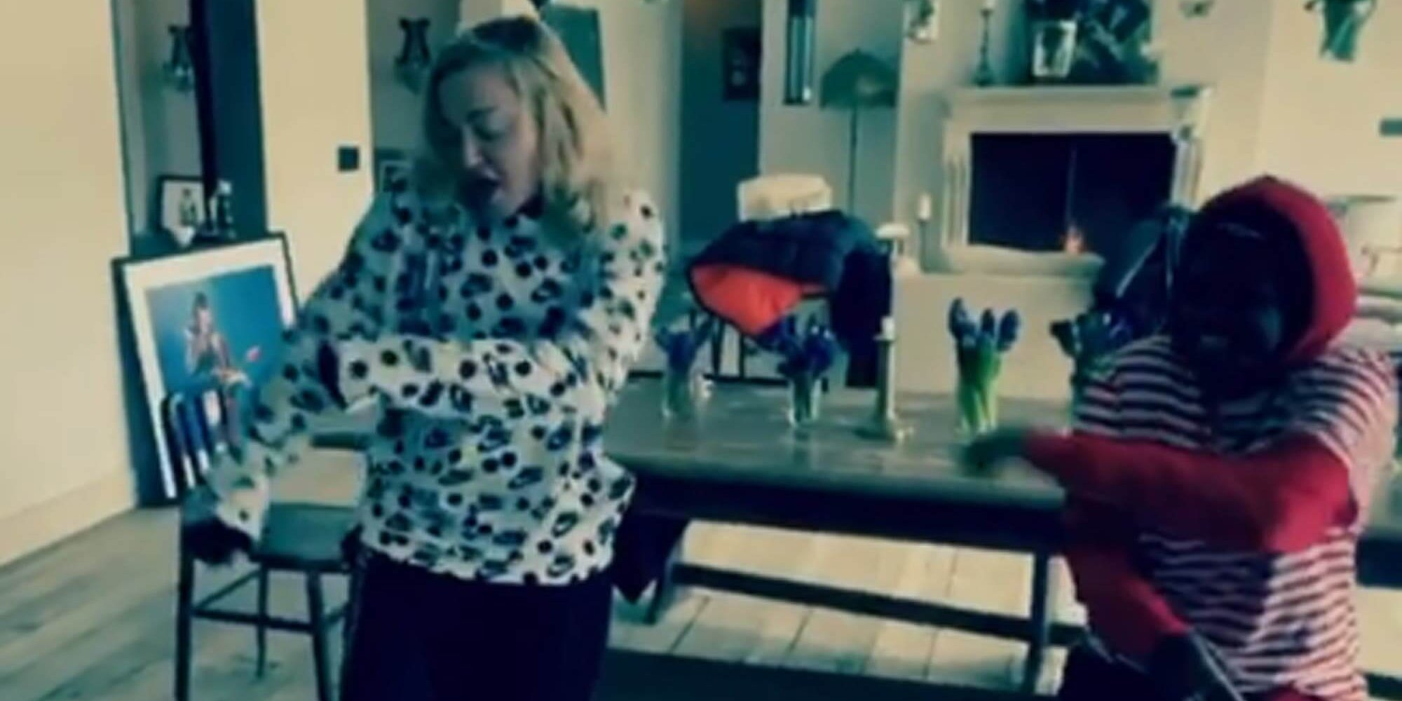 De fiesta en la cocina: así pasa la cuarentena Madonna con su pareja y con sus hijos