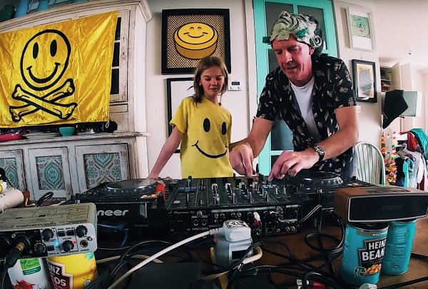 FAT GIRL SLIM: La hija de Fatboy Slim, de 10 años, la rompió con un DJ set en streaming