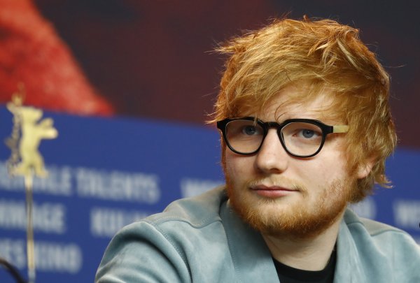 Ed Sheeran reapareció dando clases de música y charlando con niños de un colegio primario