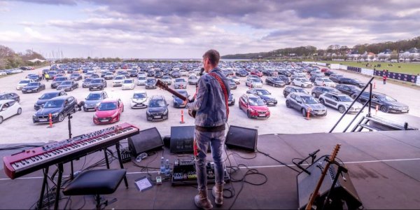 Al mejor estilo autocine: en Dinamarca organizaron un recital para ver desde el auto