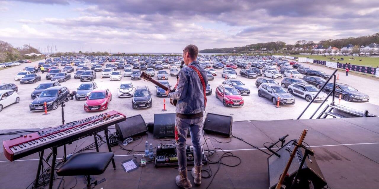 Al mejor estilo autocine: en Dinamarca organizaron un recital para ver desde el auto