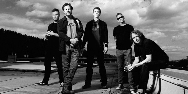 Pearl Jam dio un emotivo homenaje a los 9 fans fallecidos durante su show en Roskilde