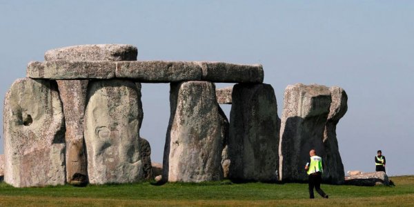 Hallaron un misterioso anillo excavado que rodea a Stonehenge