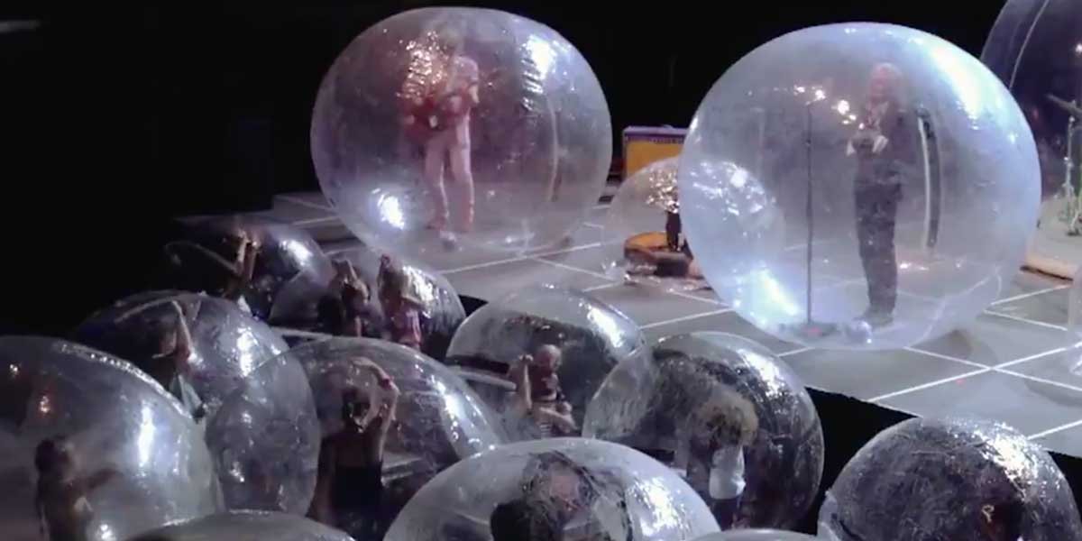 The Flaming Lips y su público se metieron dentro de burbujas durante su nuevo show
