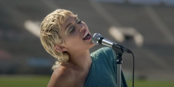 Miley Cyrus interpretó Help! de los Beatles en medio de un estadio vacío