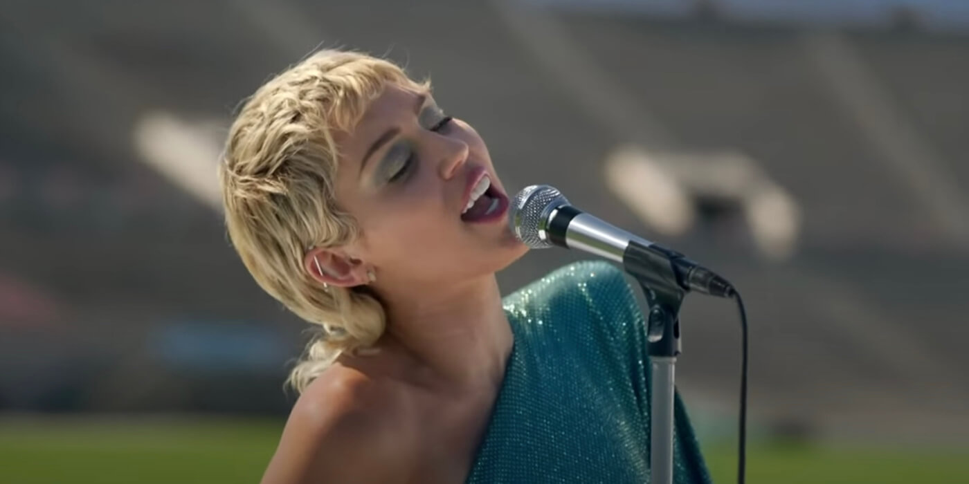 Miley Cyrus interpretó Help! de los Beatles en medio de un estadio vacío