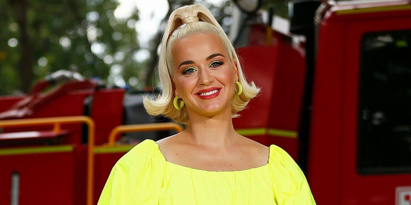 Katy Perry lució su panza de embarazada en la playa y anunció quién será la madrina de su bebé