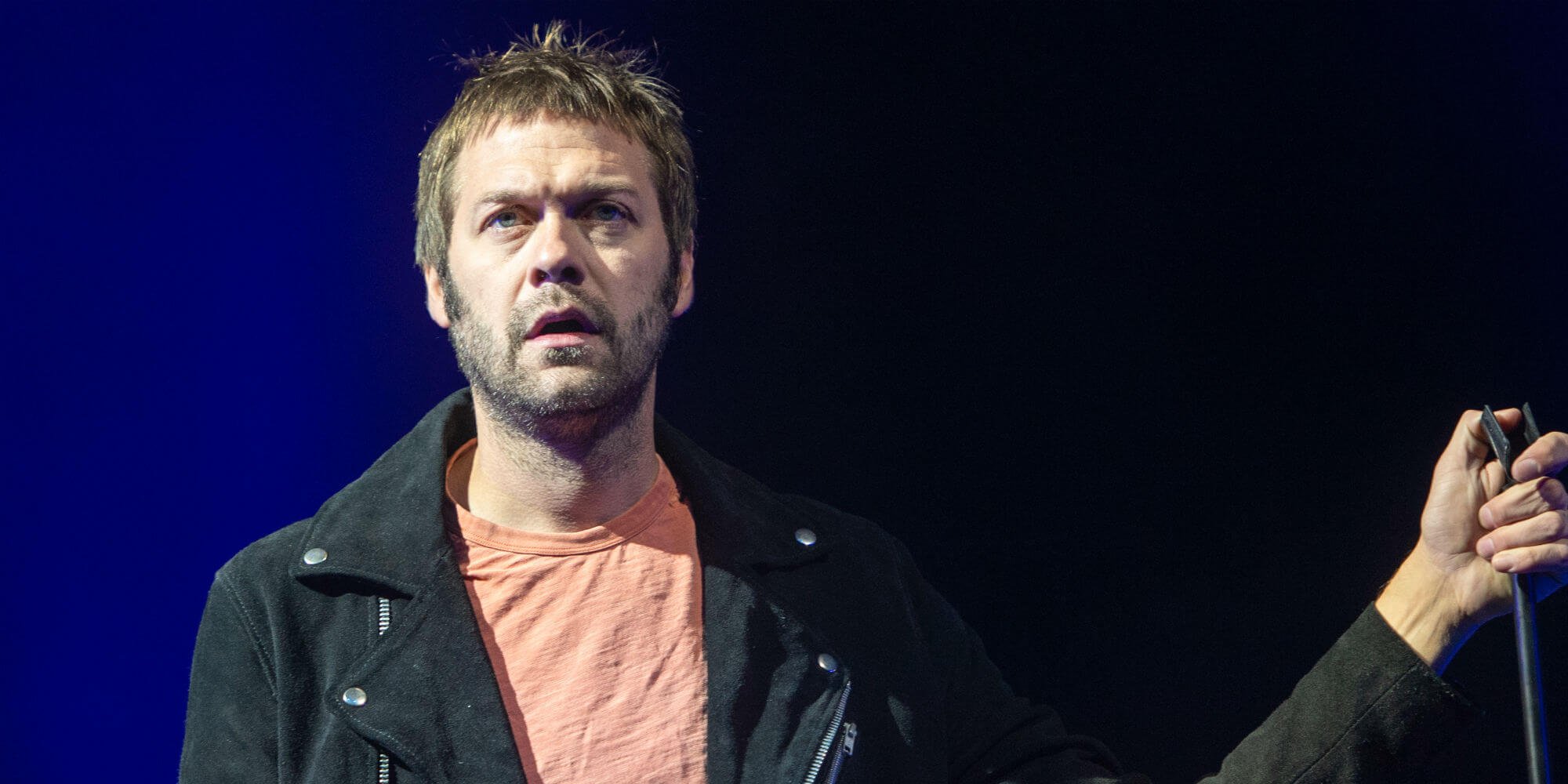 Ahora cierra todo: Tom Meighan se declaró culpable de golpear a su novia tras un video que prueba el violento suceso