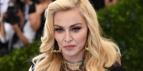 Madonna y una nueva foto al borde de la censura