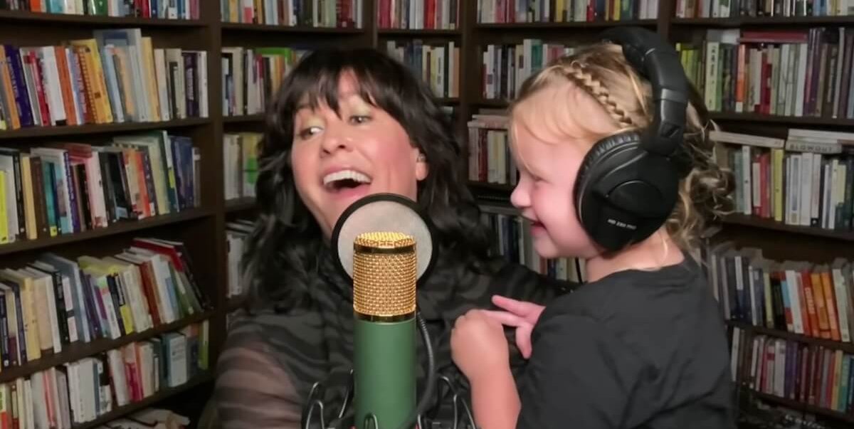 ¡Alanis Morissette presentó un nuevo tema con su hija de cuatro años!