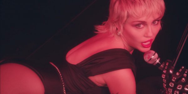 Sexo y lanzamiento: Miley Cyrus contó cómo fue su “primera vez” y sacó un videoclip con desnudo completo