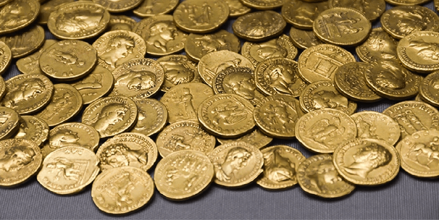 Un observador de aves descubrió por accidente 1300 monedas de oro enterradas