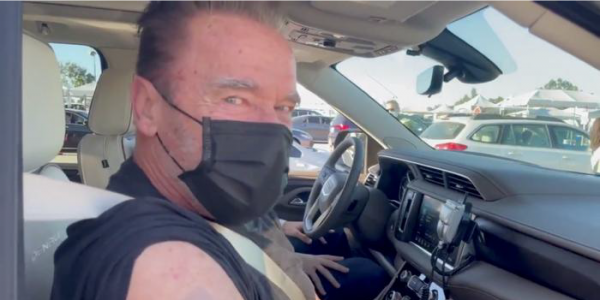 Schwarzenegger celebra la vacunación contra el COVID-19 con una cita de “Terminator”