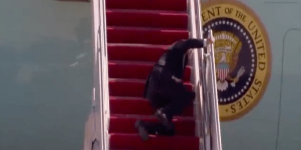 Captan al presidente Joe Biden tropezando varias veces en la escalera del avión presidencial