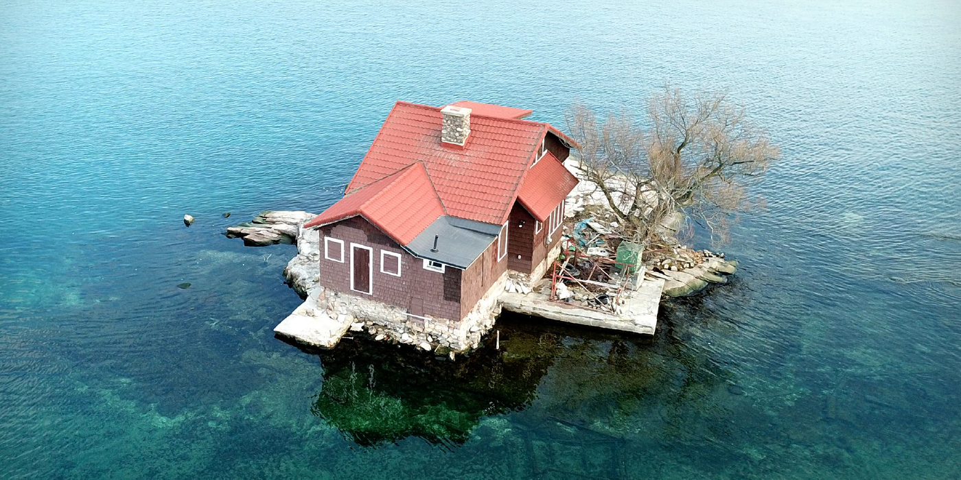 Un hogar flotante en la isla más pequeña del mundo