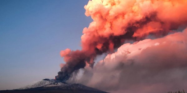 Una nueva erupción del volcán Etna deja a Sicilia bajo cenizas